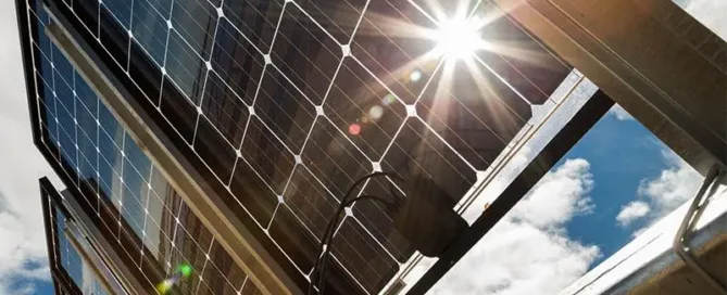 Vista de paneles solares desde abajo