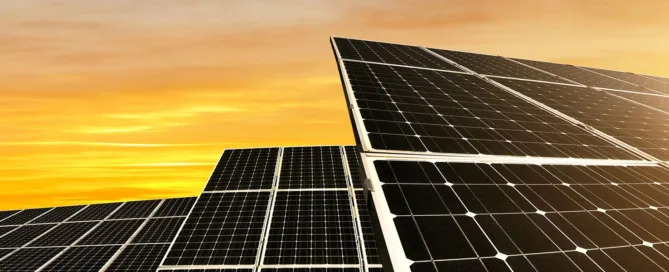 Atardecer con paneles solares