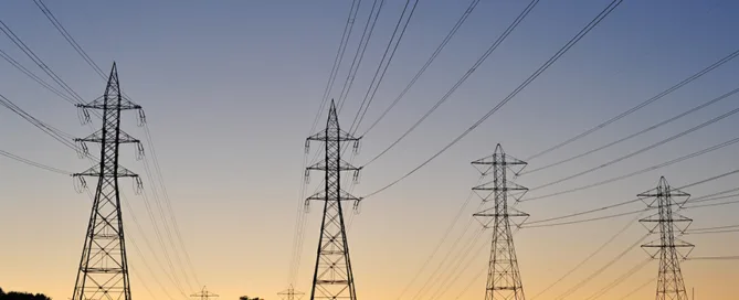 Torres de red eléctrica al amanecer